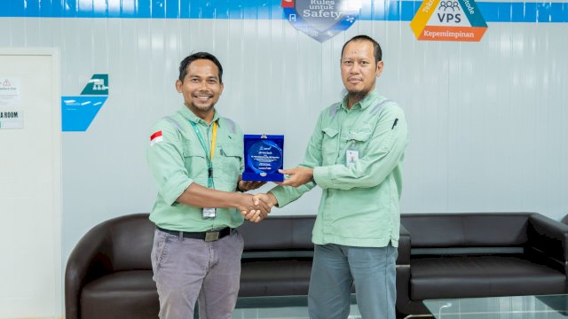 Penyerahan penghargaan dari Kepala Loka Monitor SFR Kendari kepada PT Vale IGP Pomalaa. Foto: Istimewa. 