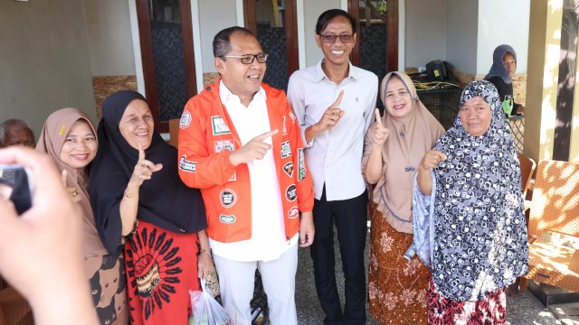 Daeng Tulo bersama Danny Pomanto saat menemui warga di Kabupaten Gowa. Ist