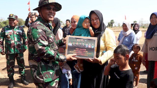 Komandan Satgas TMMD Ke-122 Kodim 1425 Jeneponto serahkan paket sembako (Istimewa)