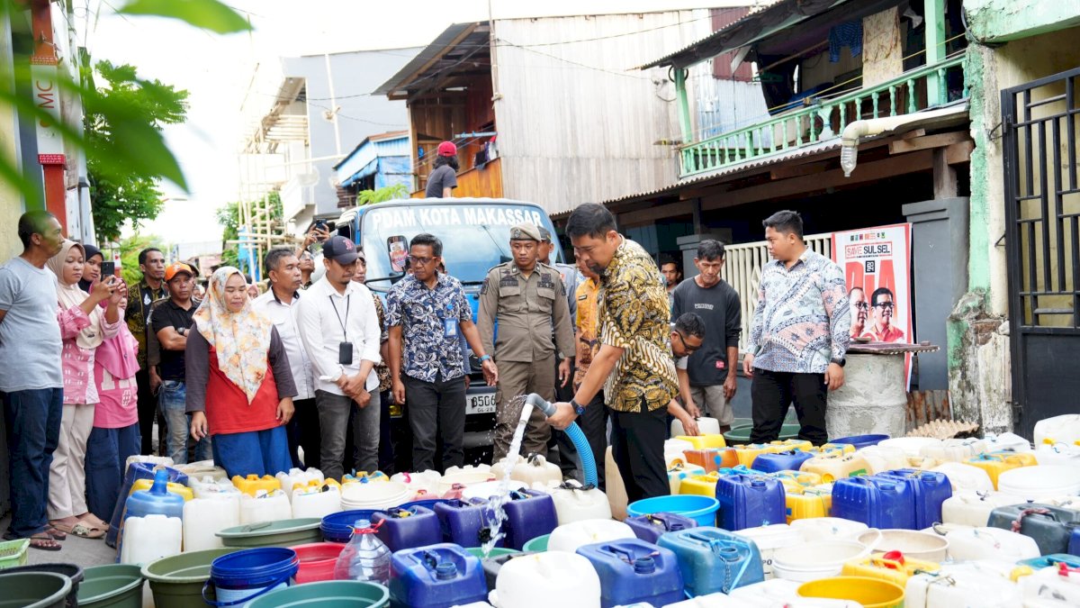 Fokus Tangani Krisis Air, Pjs. Wali Kota Makassar Turun Bagikan Air Bersih ke Masyarakat Tallo