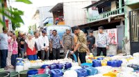 Fokus Tangani Krisis Air, Pjs. Wali Kota Makassar Turun Bagikan Air Bersih ke Masyarakat Tallo