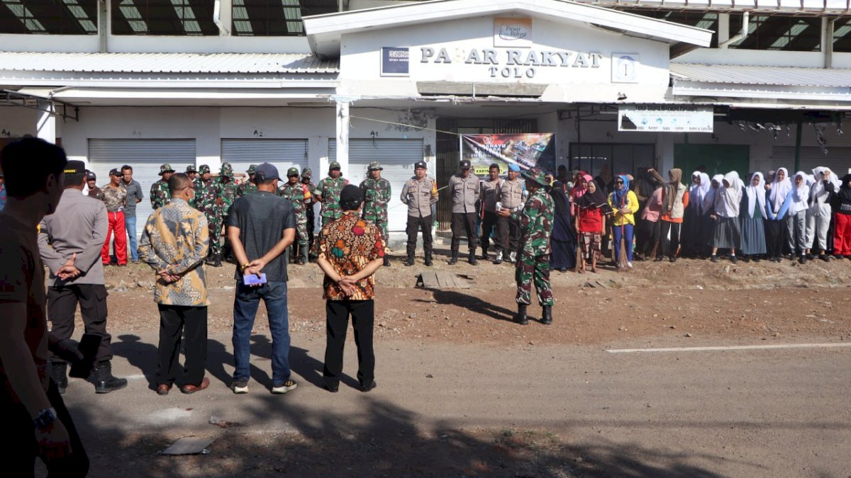 HUT TNI Ke-79 Personel Koramil  04 Kelara Gelar Karya Bakti Pembersihan Pasar