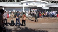 HUT TNI Ke-79 Personel Koramil 04 Kelara Gelar Karya Bakti Pembersihan Pasar