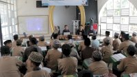 YBM PLN Bagi Alat Tulis untuk Santri Pondok Pesantren DDI ABRAD