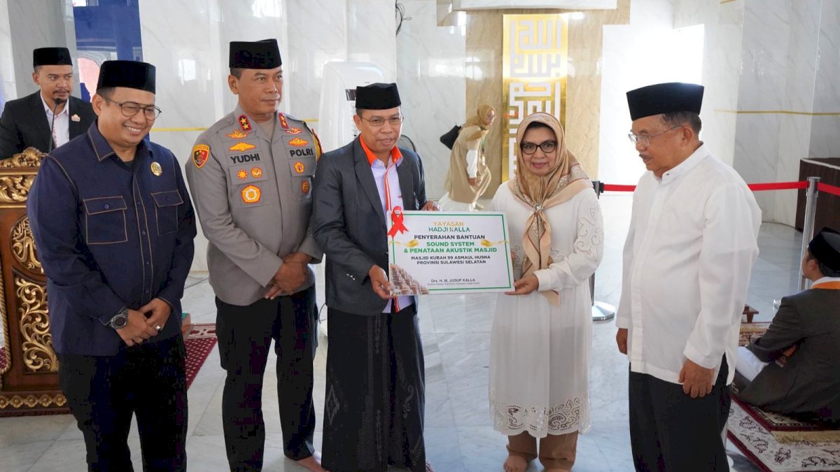 Jusuf Kalla Saksikan Yayasan Hadji Kalla Beri Bantuan untuk Masjid Kubah 99 Makassar