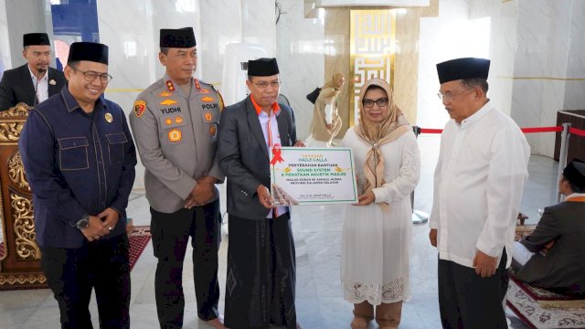 Penyerahan bantuan secara simbolis dari Yayasan Hadji Kalla kepada Masjid 99 Kubah Makassar. Foto: Istimewa.