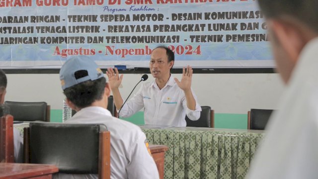Kunjungan YBM PLN di SMA Kartika Makassar. Foto: Istimewa.