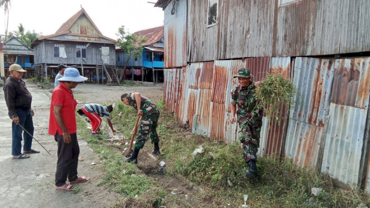 Babinsa Koramil 02 Bangkala Ajak Warga Karya Bakti Pembersihan Saluran Air