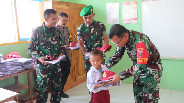 Satgas TMMD ke-122 Kodim 1425 Jeneponto bantu Seragam sekolah untuk murid SDN 21 Bangkala (Dedi/sulselsatu)