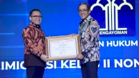 Kemenkumham Raih Dua Penghargaan Pelayanan Publik dari Kementerian PANRB&nbsp;