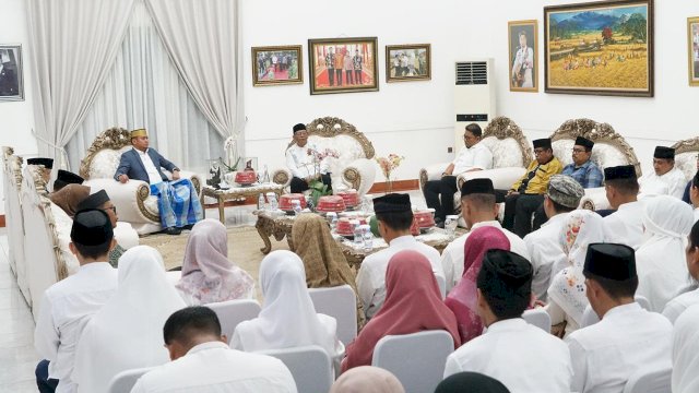 Pelepasan jamaah umrah yang diberangkatkan Pemkab Gowa. Foto: Istimewa.