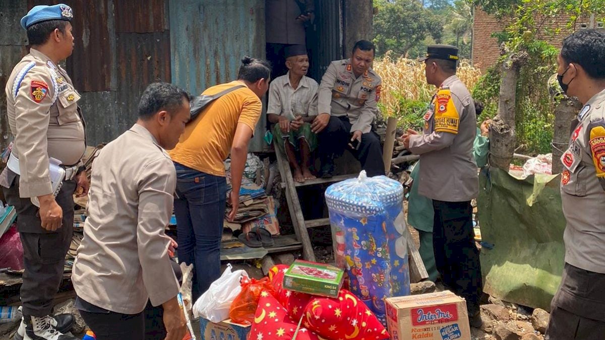 Peduli Sesama, Kapolres Jeneponto Salurkan Bantuan Kemanusiaan ke Warga Kurang Mampu