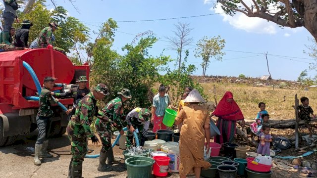 Salah satu bentuk kepedulian TNI di Jeneponto melalui satgas TMMD ke -122, salurkan air bersih untuk warga Desa Tuju (Dedi/sulselsatu.com)