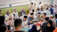 Seto Traktir Warga Makan Sop Ubi Usai Salat Jumat