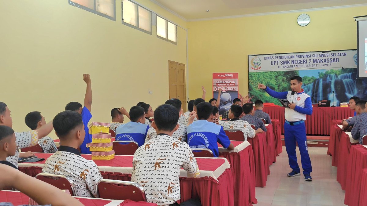 Asmo Sulsel Edukasi Keselamatan Berkendara Siswa SMKN 2 Makassar