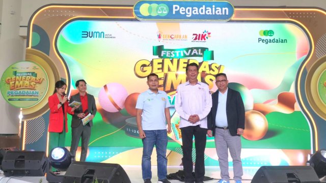 Kepala OJK Sulselbar Darwisman Edukasi Pengunjung Mal Bahaya Pinjaman Online. Foto: Istimewa.