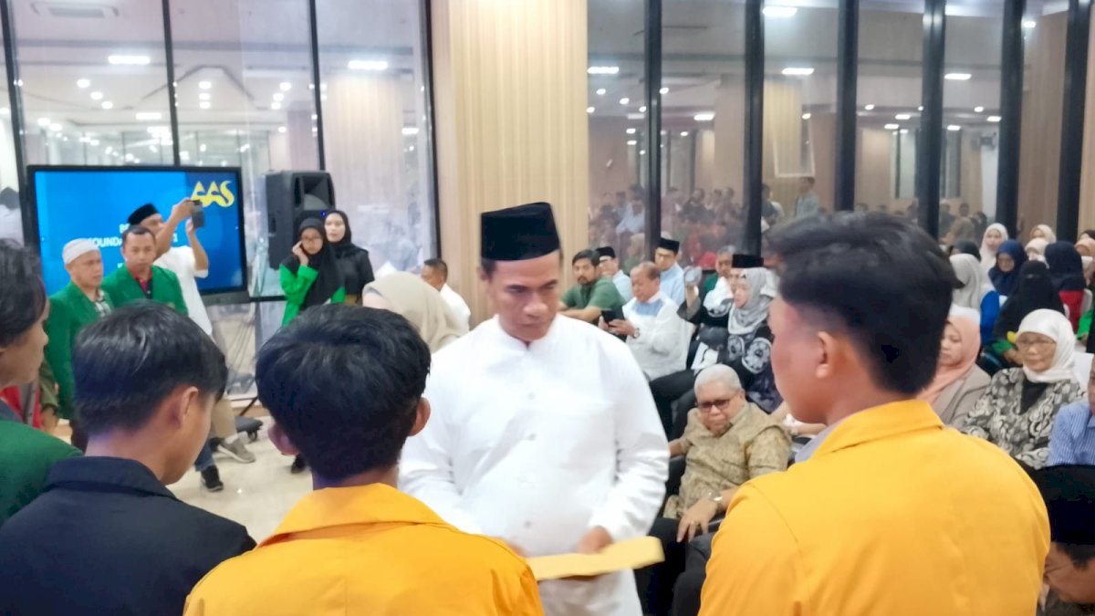 Mentan Amran Bagikan Beasiswa untuk Anak Yatim Piatu Rp2,2 Miliar
