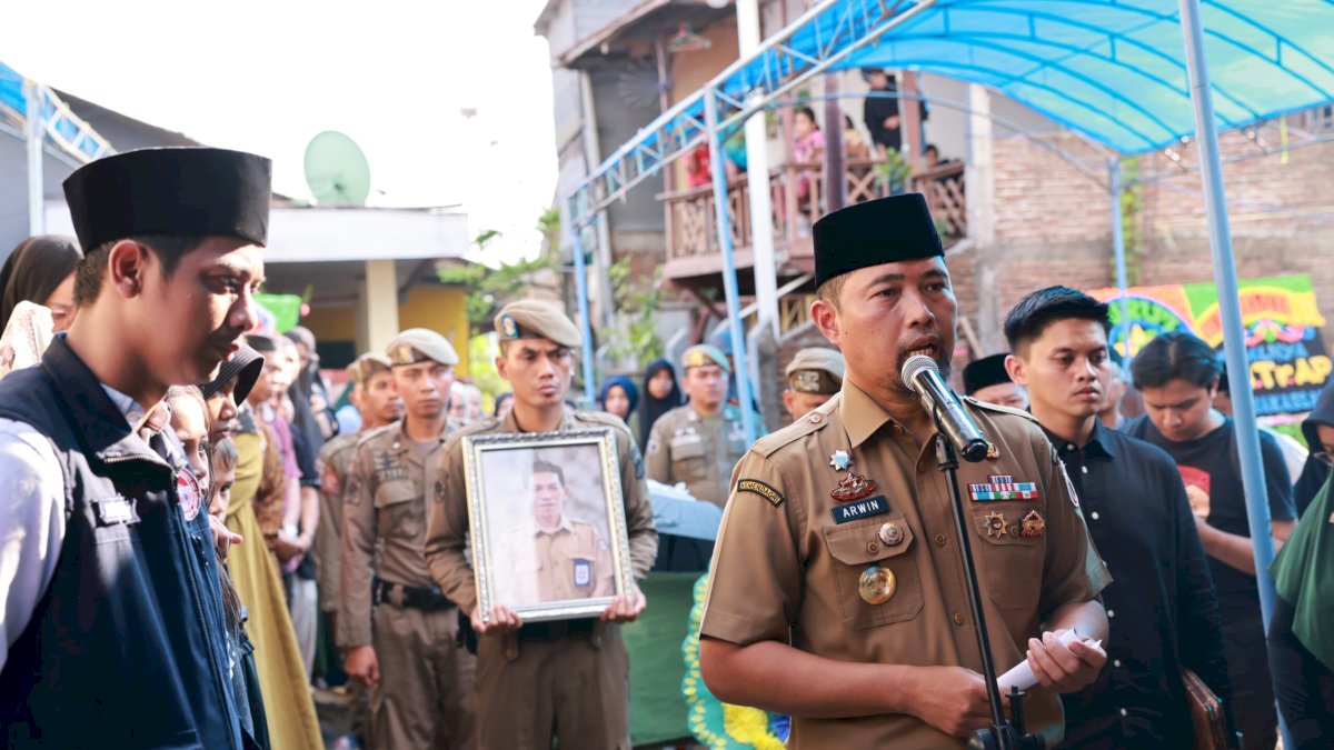 Pjs Wali Kota Arwin Azis Pimpin Upacara Pelepasan Jenazah Kepala UPTD PPA Makassar Muslimin Hasbullah