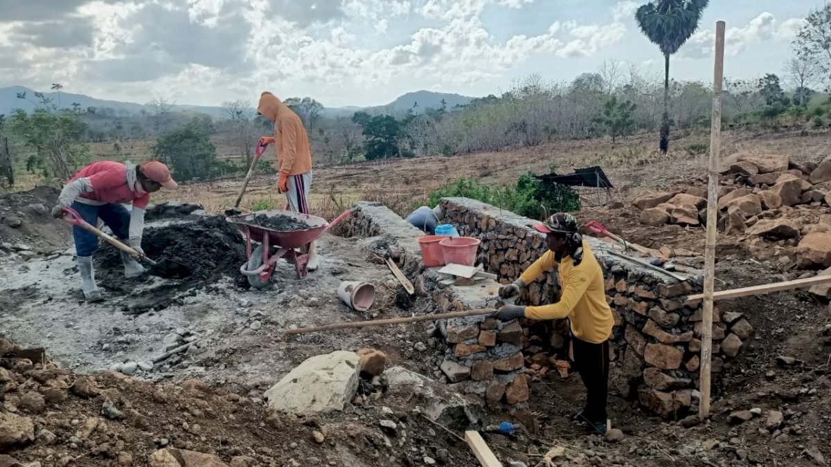 Hari ke-12 Pelaksanaan TMMD Ke-122 di Jeneponto Untuk Pembuatan Plat Dekker di Desa Tuju Hampir Rampung