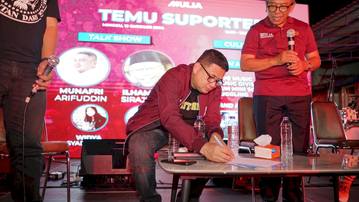 Disaksikan Ratusan Pecinta Bola, Appi Teken Kontrak Pembangunan Stadion di Makassar