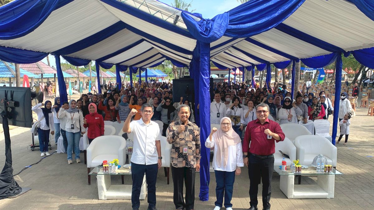 OJK Edukasi Keuangan 500 UMKM Perempuan di Wash Campaign PNM Makassar