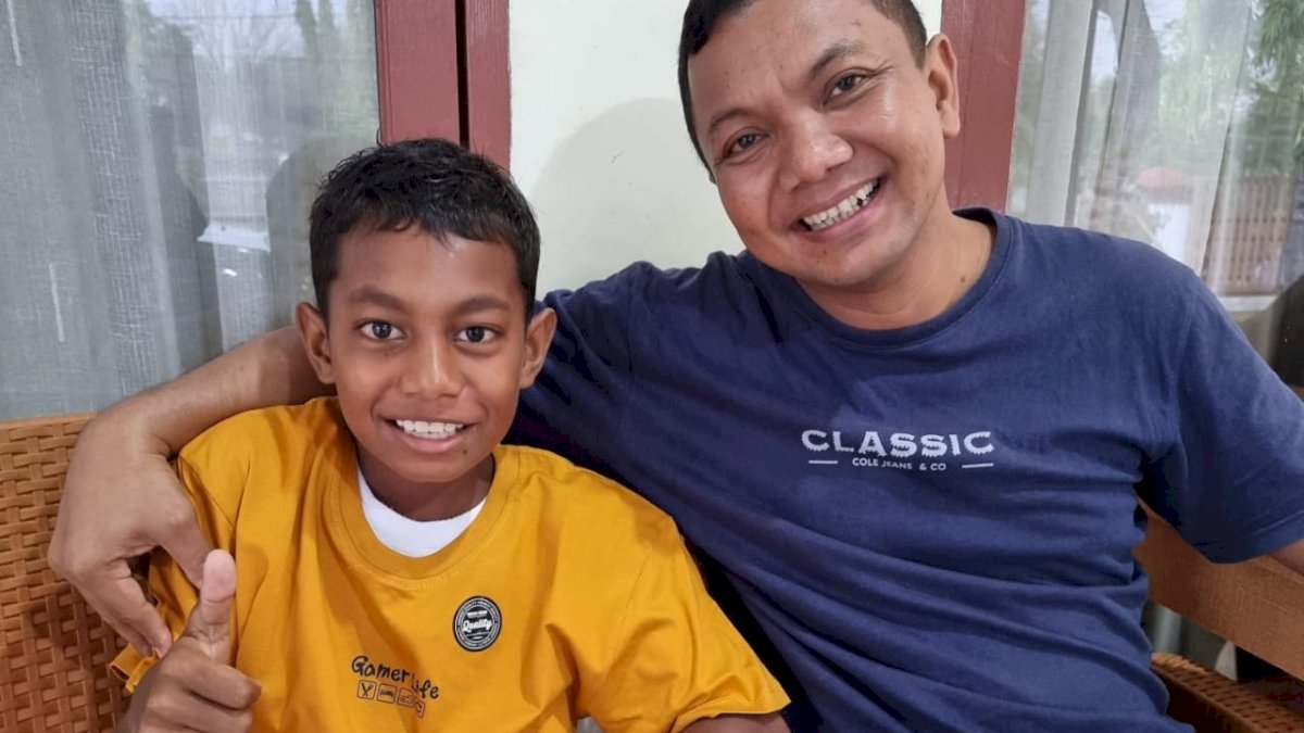 Kisah Kehidupan Asrul Bikin Kapolres Jeneponto Tersentuh, Tiap Hari Bantu Sang Ibu Menyapu Sebelum ke Sekolah