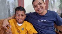 Kisah Kehidupan Asrul Bikin Kapolres Jeneponto Tersentuh, Tiap Hari Bantu Sang Ibu Menyapu Sebelum ke Sekolah