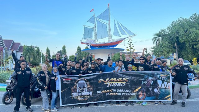 Peserta Nmax Tour Boemi Nusantara berfoto di Tugu Kapal Pinisi Bulukumba. Foto: Istimewa.