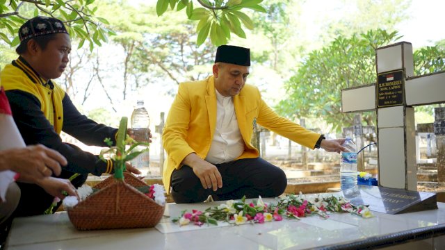 Ketua Golkar Makassar berziarah ke taman Makam Pahlawan Panaikang. Ist