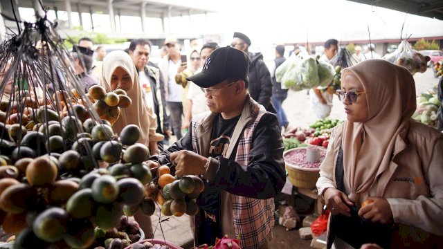 Calon Bupati Gowa Amir Uskara bersama wakilnya kompak menemui pedagang di Pasar Wisata Tinggimoncong. Ist