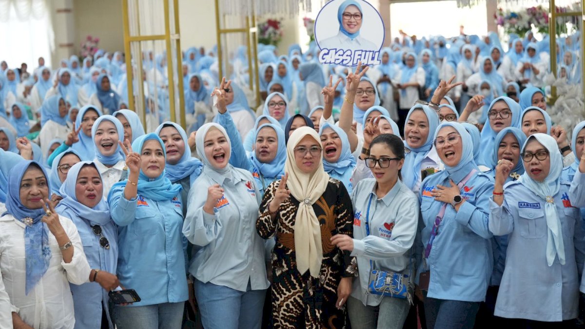 Istri Bupati Gowa Adnan Purichta Komandoi Ribuan Perempuan Dukung Husniah-Darmawangsyah
