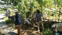 Jalin Kebersamaan, Melalui Karya Bakti Babinsa Koramil 02 Bangkala Ajak Warga Gotong Royong Pembersihan Saluran Air