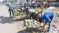 Peduli Kebersihan Lingkungan Babinsa Koramil 03 Tamalatea Ajak Masyarakat Gotong Royong Pembersihan Saluran Air