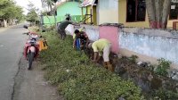 Wujud Kepedulian terhadap kebersihan lingkungan, Babinsa Koramil 04 Kelara Ajak Warga Bersihkan Saluran Air