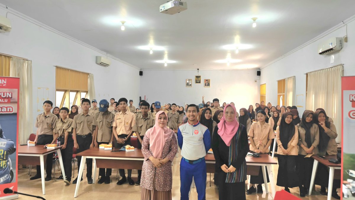 Asmo Sulsel Edukasi Siswa SMK 5 dan SMK 6 Makassar tentang Keselamatan Berkendara