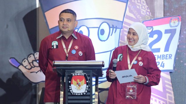 Paslon Wali Kota Makassar Appi-Aliyah saat debat. Foto: Istimewa.