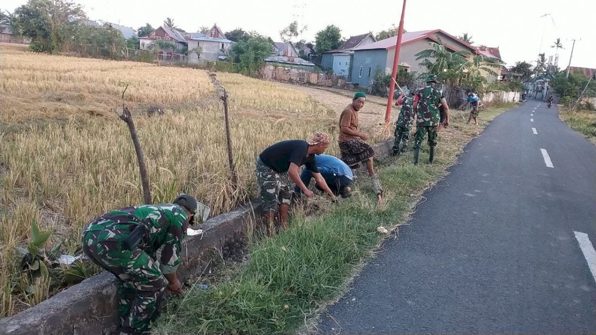 Babinsa Koramil 04 Kelara Bersama Elemen Masyarakat Gotong Royong Bersihkan Saluran Air