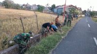 Babinsa Koramil 04 Kelara Bersama Elemen Masyarakat Gotong Royong Bersihkan Saluran Air