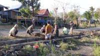 Babinsa dan Masyarakat di Jeneponto Gelar Gotong Royong Membersihkan Saluran Air