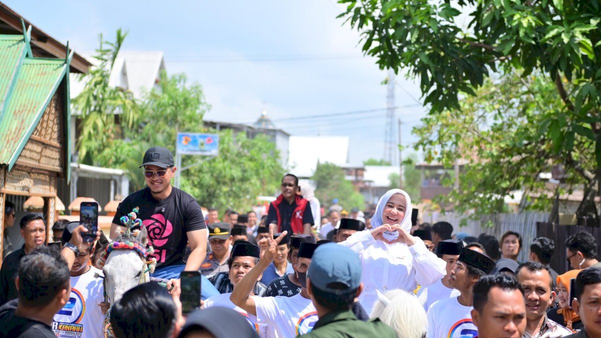 Kaesang dan Fatma Berkuda saat Kunjungi Masyarakat Adat Tolotang Sidrap