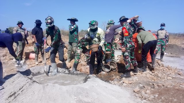 Suasana Satgas TMMD ke-122 di Jeneponto saling bahu membahu mengaduk semen di lokasi pembangunan Jembatan (Dedi/sulselsatu)