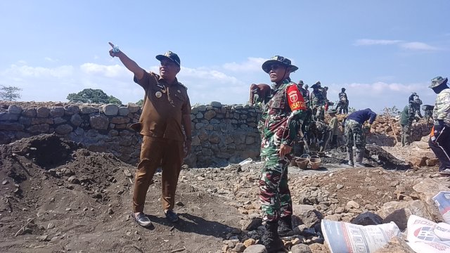 Pj Bupati Jeneponto, Junaedi B (Kiri) dan Dandim 1425 Jeneponto, Letkol Inf Muhammad (Kanan) kunjungi lokasi TMMD (Dedi/sulselsatu.con)