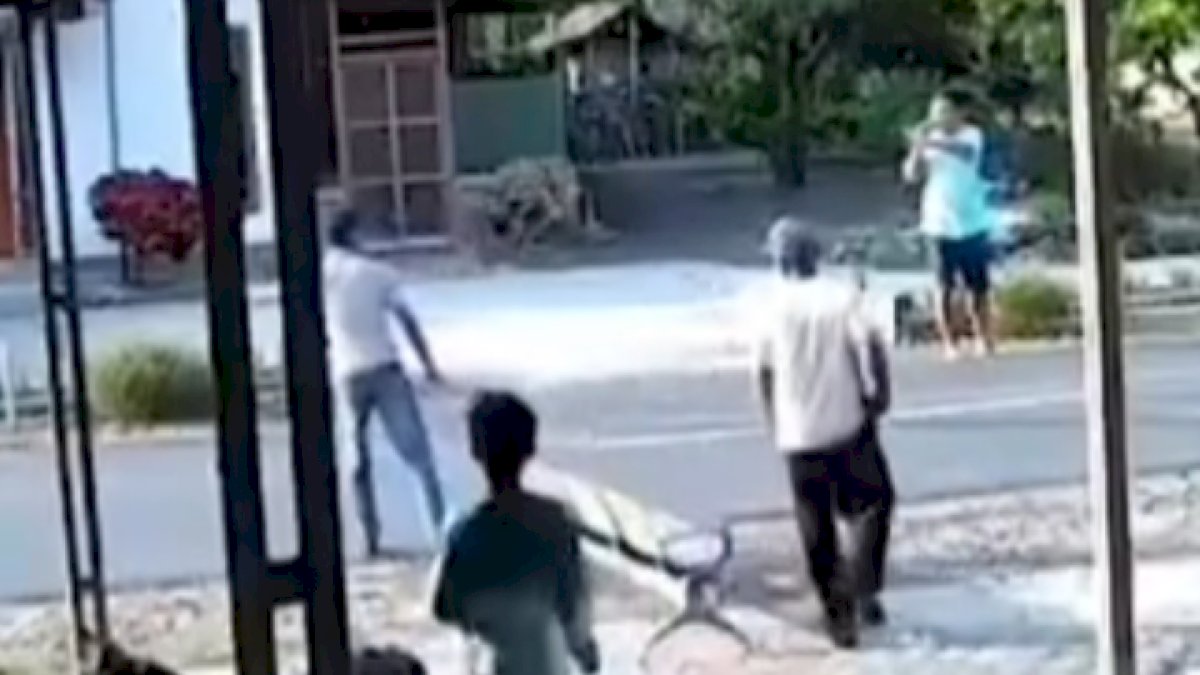 VIDEO: Warga Gotong Royong Hadang Maling Minimarket