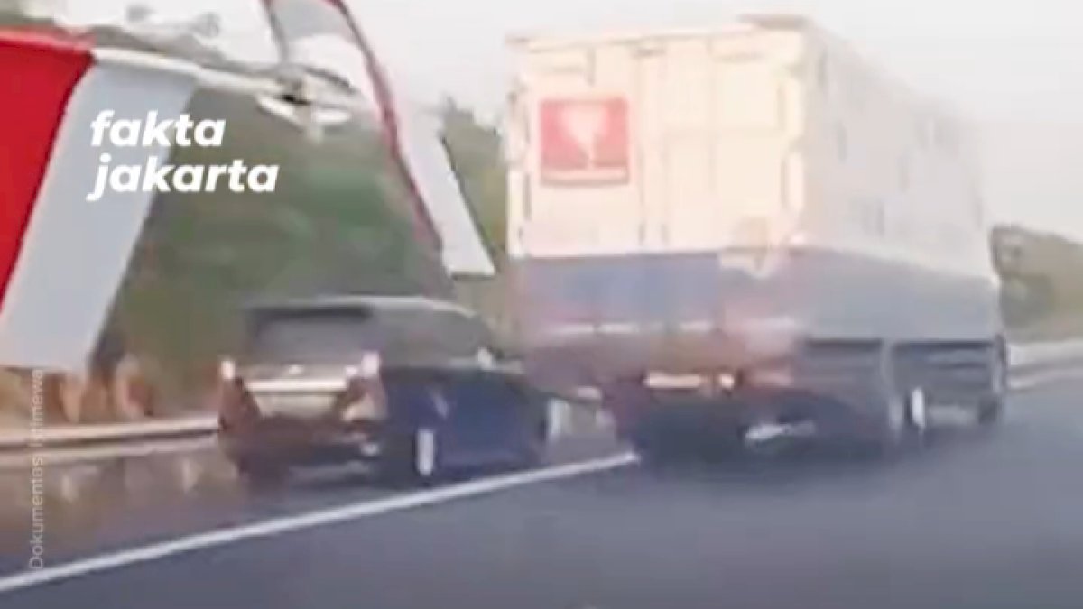 VIDEO: Detik-detik Polisi Tangkap Pelaku Pencurian Ban Serep Truk di Tol Cikampek