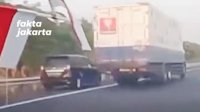 VIDEO: Detik-detik Polisi Tangkap Pelaku Pencurian Ban Serep Truk di Tol Cikampek