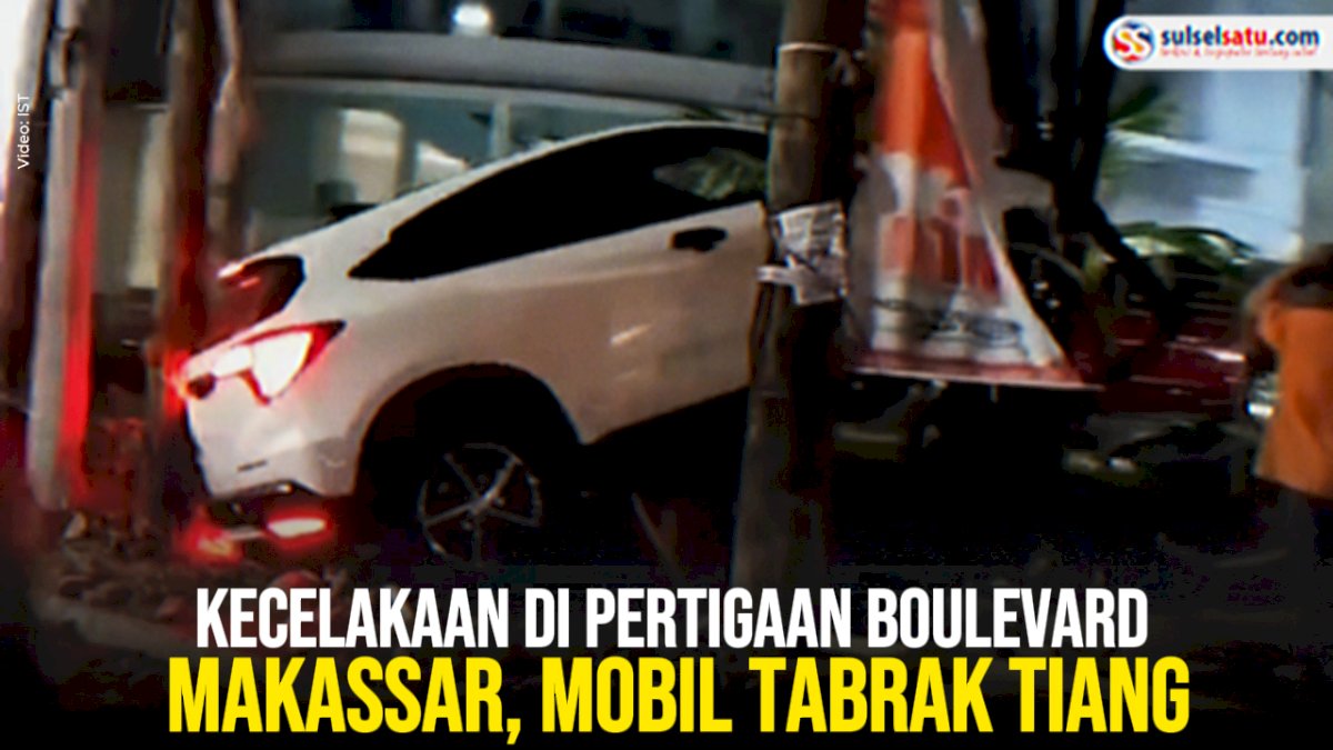 VIDEO: Kecelakaan di Pertigaan Boulevard Makassar, Mobil Tabrak Tiang