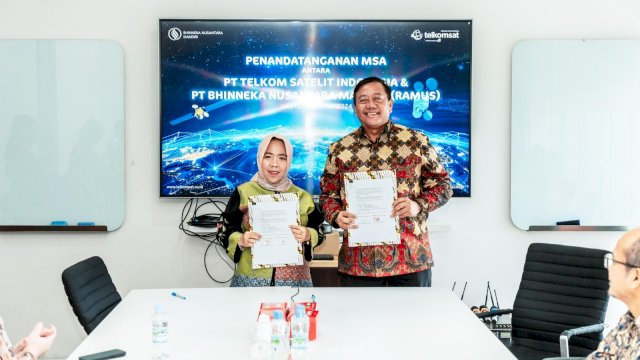 Direktur PT Bhinneka Nusantara Mandiri Nuraeni E. Sudirman (Kiri) dan Direktur Utama Telkomsat Lukman Hakim Abd Rauf (Kanan) pada penandatanganan MSA antara Telkomsat dan PT Bhinneka Nusantara Mandiri. Foto: Istimewa.