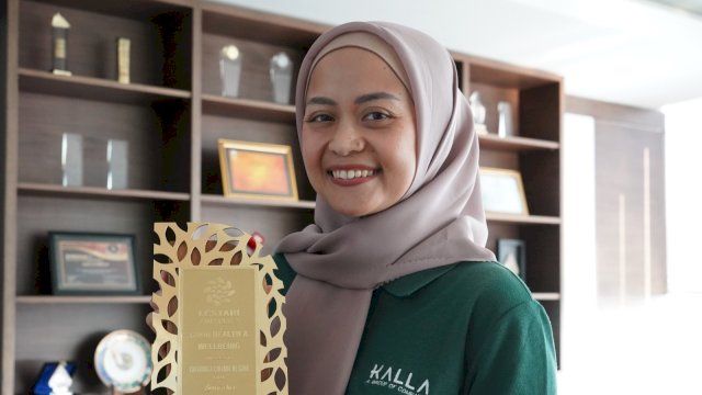 People &amp; Culture Director KALLA Disa Rizky Novianty bersama penghargaan Lestari Award 2024. Foto: Istimewa.