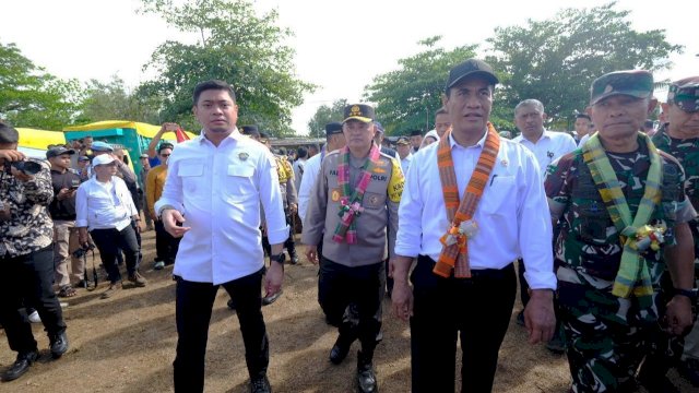 Bupati Gowa Adnan Purichta Ichsan dampingi Menteri Pertanian RI Andi Amran Sulaiman saat kunker di Kabupaten Gowa. Foto: Istimewa.