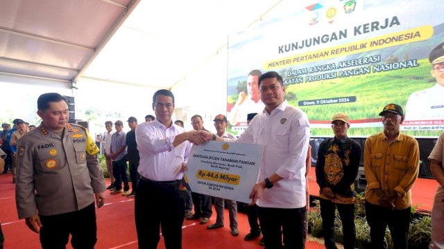 Menteri Pertanian RI Andi Amran Sulaiman serahkan bantuan kepada Bupati Gowa Adnan Purichta Ichsan. Foto: Istimewa.